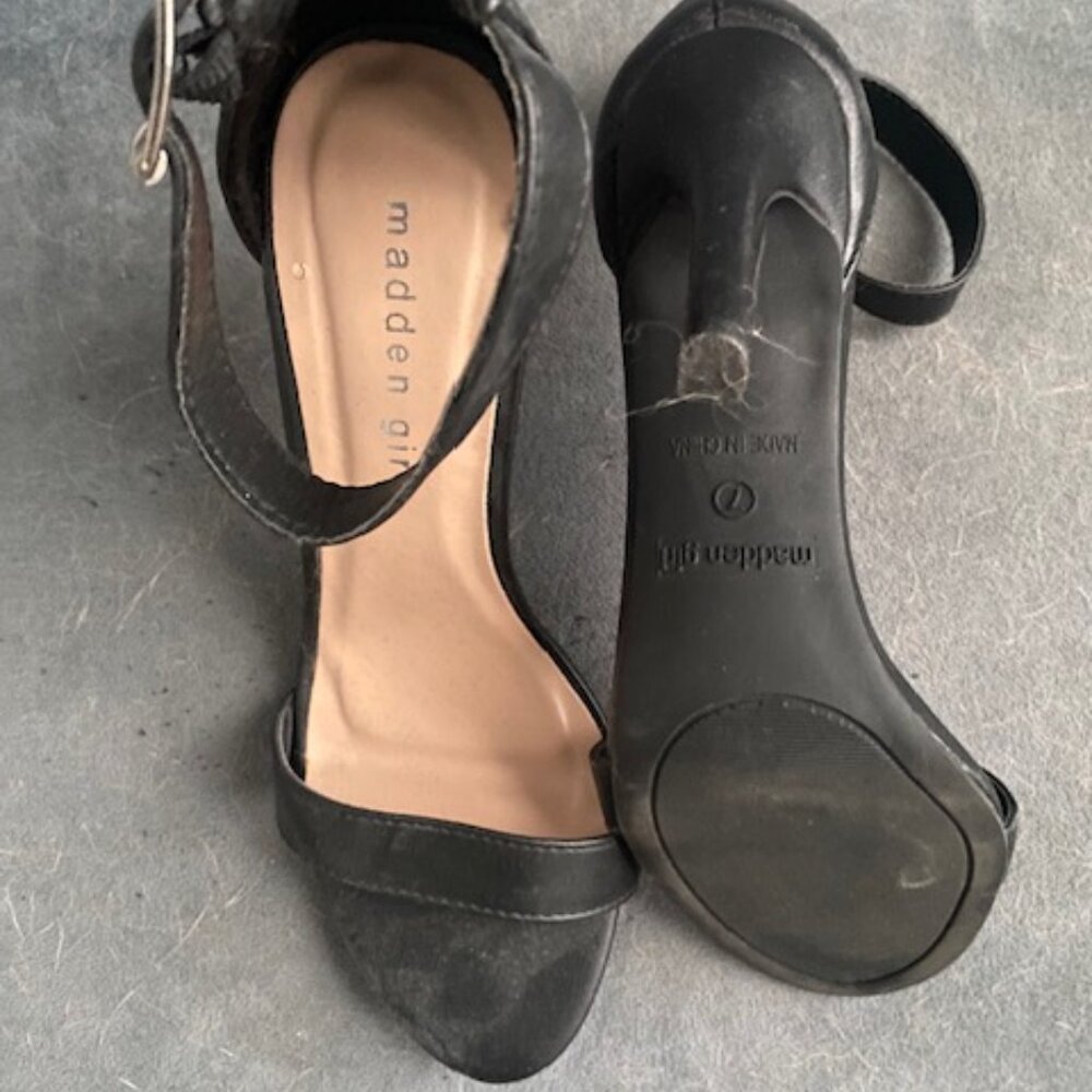 Black heels - Picture 2 of 2